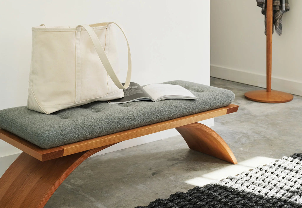Banc de musée - Comme son travail, le banc fait plus avec moins, construit à partir de deux éléments simples et sophistiqués, et